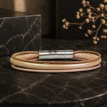 Bruine leren armband met drie banden en gravure
