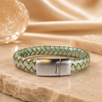 Groene leren armband met gegraveerde sluiting