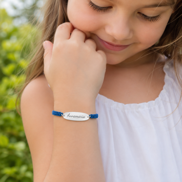 Blauw kinderarmbandje met gegraveerde naam