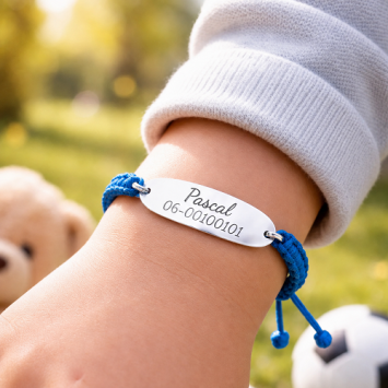 Blauw kinderarmbandje met naam en telefoonnummer