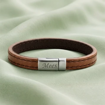 Bruin afgewerkte lederen armband met gravure