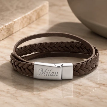 Bruin leren armband dubbel gevlochten met gravure