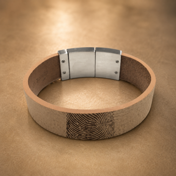 Camel leren Dacaya Rough Side armband met gegraveerde vingerafdruk