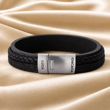 Dacaya T-Junction Black leren armband met gegraveerde RVS sluiting