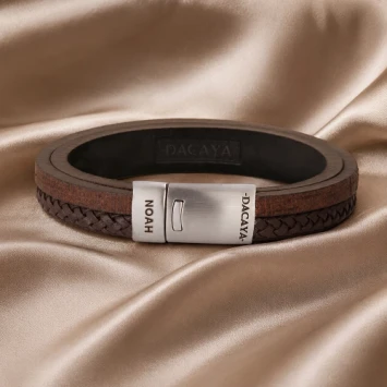 Dacaya T-Junction Brown leren armband met gegraveerde RVS sluiting