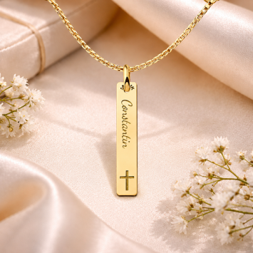 Gepersonaliseerde gouden communie bar hanger met kruis