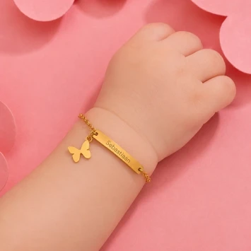 Goudkleurig stalen kinderarmbandje met vlinder en naamgravure