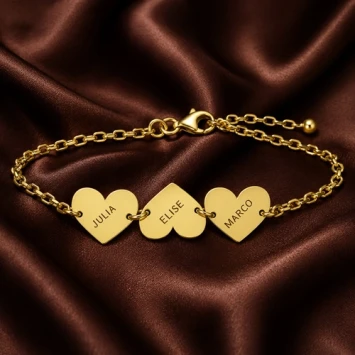 Gouden armband met drie hartjes en naam