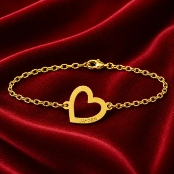 Gouden armband met diagonaal hartje en naam