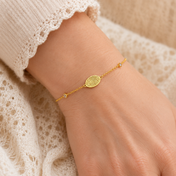 Gouden armband met vingerafdruk op rond bedeltje