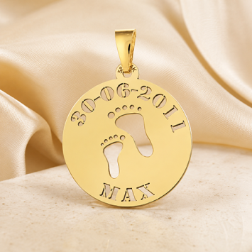 Gouden babyhanger voetjes naam en datum