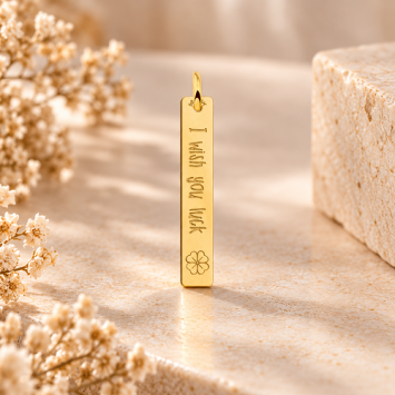 Gouden Bar naamketting hanger met gravure en klavertje Names4Ever