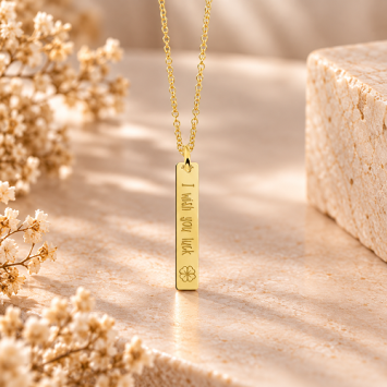 Gouden Bar naamketting hanger met gravure en klavertje Names4Ever