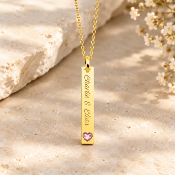 Gouden Bar naamketting hanger met gravure met hartjes steen Names4Ever