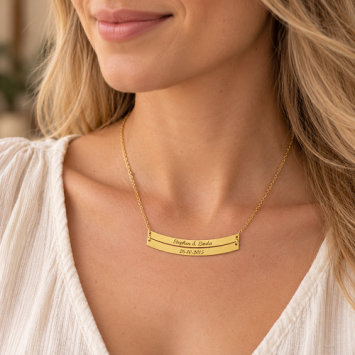 14 karaats gouden gebogen naamketting met eigen naam
