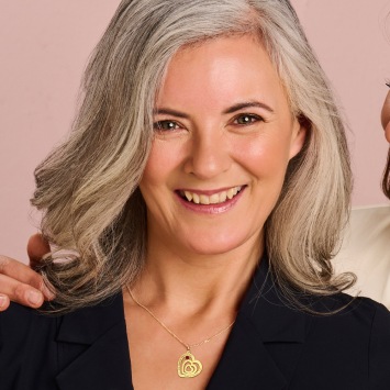 Gouden familie hanger in hartvorm met geboortesteen en namen