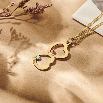 Gouden familie hanger met twee harten en geboortesteen
