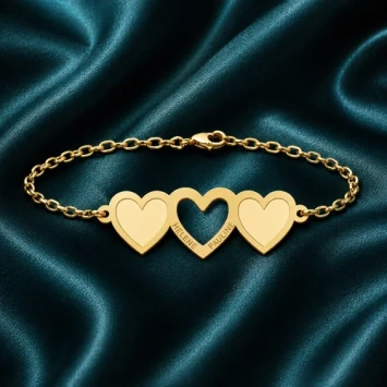 Gouden hart armband met drie hartjes en gravure