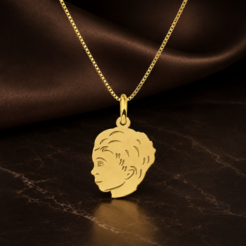 Kleine gouden jongenshanger met kinderkopje en gravure