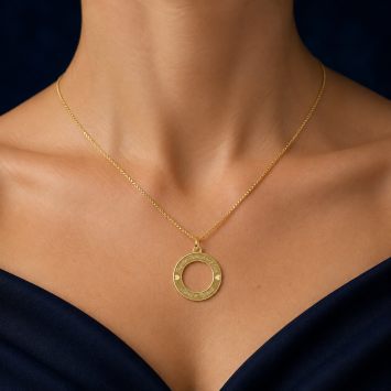 Gouden ketting hanger rond met twee hartjes