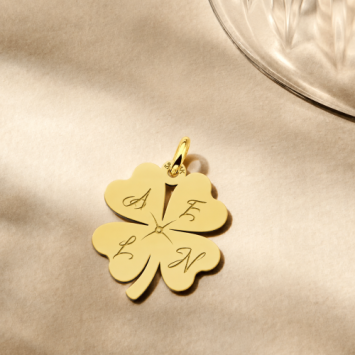Gouden klavertje vier hanger met vier initialen