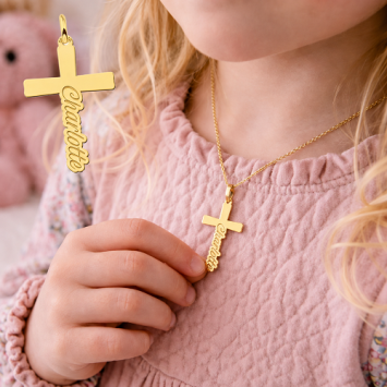 Gouden kruis hanger met naam – gepersonaliseerd