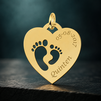 Gouden mama hanger met hartje en twee voetjes Names4ever