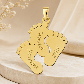 Gouden Mama sieraad met drie voetjes en gravure Names4ever