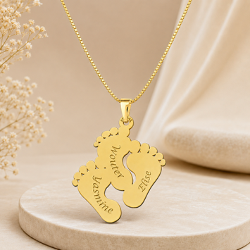 Gouden babyhanger met 3 voetjes en persoonlijke gravure