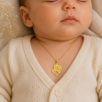 Gouden babyhanger met 3 voetjes en persoonlijke gravure