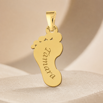 Gouden Mama sieraad met één voetje en gravure Names4ever