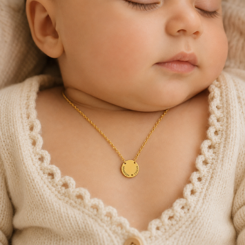 14 karaats gouden babyhanger met gravure en Jasseron ketting