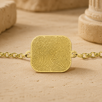 Gouden schakel armband met vingerafdruk op rechthoek met afgeronde hoeken