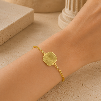 Gouden schakel armband met vingerafdruk op rechthoek met afgeronde hoeken