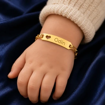 Goudkleurig stalen kinderarmbandje met uitgesneden hartje