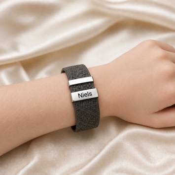 Grijze leren armband met RVS sluiting en gravure
