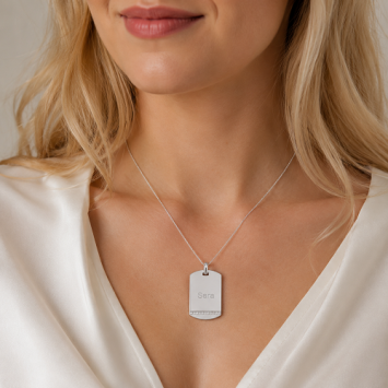 Zilverkleurige ID hanger met siersteentjes