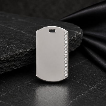 Zilverkleurige ID hanger met steentjes en gravure