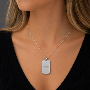 Zilverkleurige ID hanger met steentjes en gravure