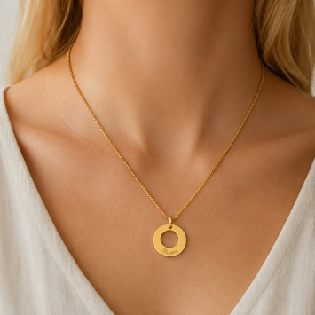 Kleine ronde gouden hanger met persoonlijke naam