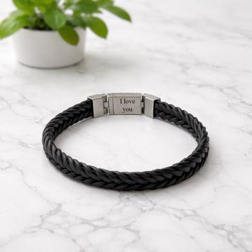Zwart leren armband met RVS design magneetslot binnenzijde met lettertype Times New Roman