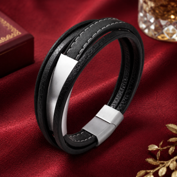 Lederen armband met vier banden en chromen plaat