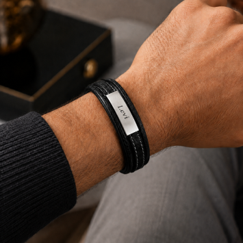 Lederen armband met vier banden en chromen plaat
