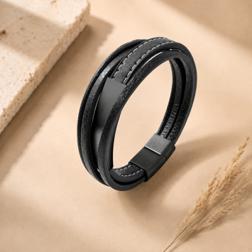 Lederen armband met vier banden en zwarte plaat