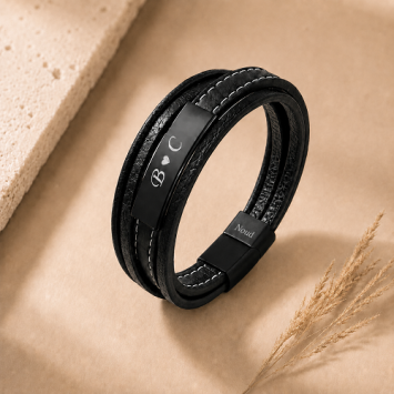 Lederen armband met vier banden en zwarte plaat