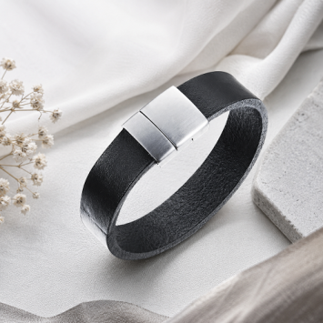 Zwart leren armband met RVS sluiting en gravure