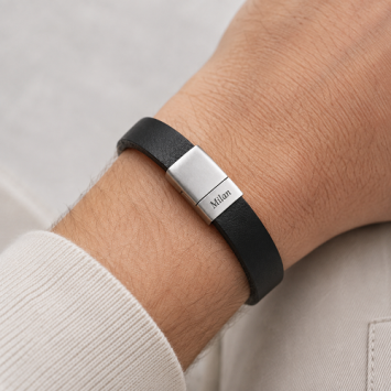 Zwart leren armband met RVS sluiting en gravure