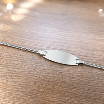 Ovaal zilveren baby armbandje met naamgravure