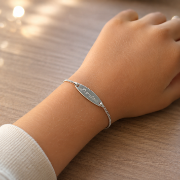 Ovaal zilveren baby armbandje met naamgravure