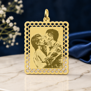 Rechthoekige gouden fotohanger met sierlijke rand